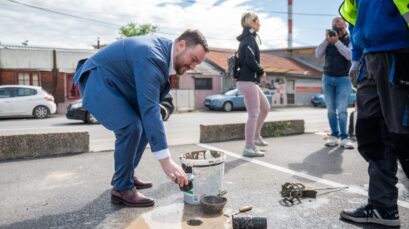 PLATO MIKE ALASA – NA NOVOM PARKINGU SA 171 MESTOM UGRAĐENI SENZORI ZA SISTEM OBAVEŠTAVANJA STAROGRAĐANA O SLOBODNIM MESTIMA ZA VOZILA